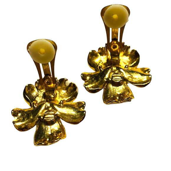 Vintage clip on earrings goldtone & creamy white enamel flowers casual romantic - Picture 5 of 8